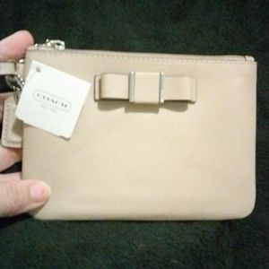 SAFFIANO LEATHER COACH DARCY BOW Small Wristlet Silver/Sand NWT
